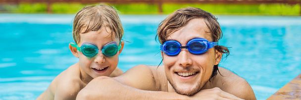 Vater und Sohn in Schwimmbrille haben Spaß im Pool Banner, Langformat - Foto, Bild