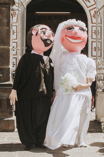 наречений і наречена великий маріонетка, мексиканський весілля в Oaxaca, Мексика, mono de Calenda для весілля (гігант танцівниця з костюм) - Фото, зображення