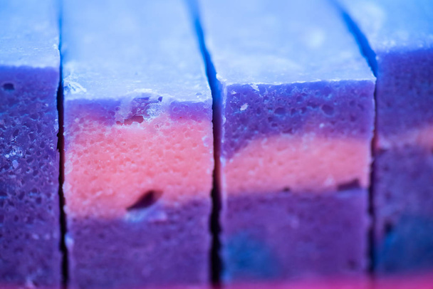 Modré a růžové ručně vyráběné mýdla. - Fotografie, Obrázek