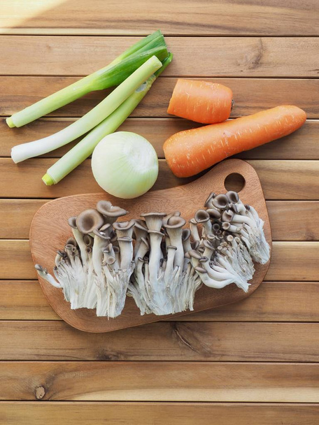 Boczniak ostrygowaty i warzywa, marchew, cebula - Zdjęcie, obraz