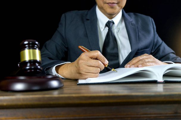 Tuomari asianajaja nuija työtä virassa tasapaino asianajotoimisto käsite  - Valokuva, kuva