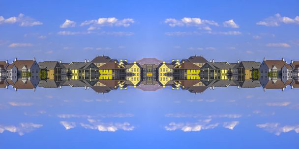 Gondolatok a lakások, a tó a hegyek. Geometriai Kaleidoszkóp minta a tükrözött tükröződés szimmetria tengelye. Színes formák, mint a háttérkép, a reklámok hátteréhez vagy hátteret. - Fotó, kép