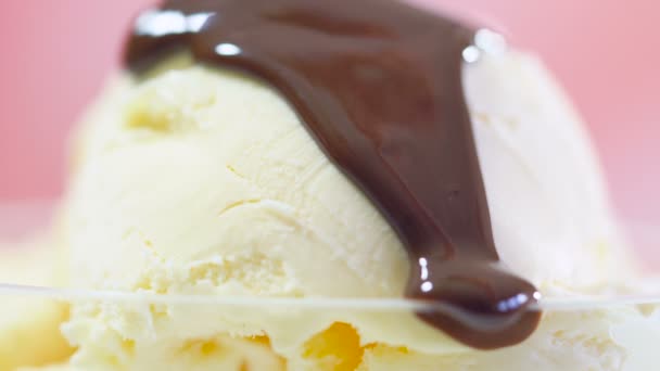 Καλοκαίρι closeup μακροεντολή παγωτό βανίλια με σάλτσα σοκολάτας. - Πλάνα, βίντεο