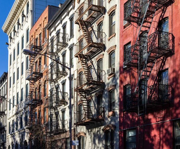 Bloque de edificios históricos antiguos en 5th Street en el barrio de East Village de Manhattan en la ciudad de Nueva York
 - Foto, imagen