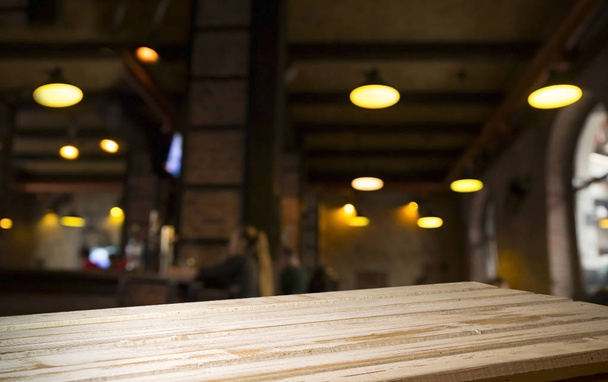 木製のテーブルの上にビールグラスとビール樽。暗褐色の背景. - 写真・画像