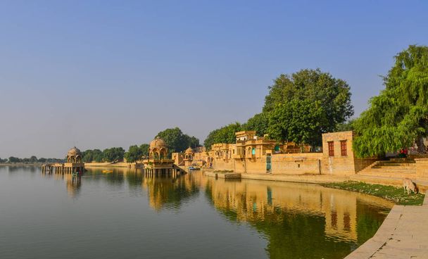 Gadsisar jezero s starobylé hinduistické chrámy v Jaisalmer, Indie. - Fotografie, Obrázek