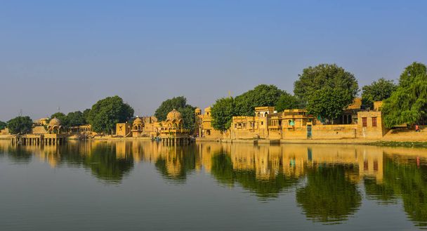 Η λίμνη Gadsisar με αρχαίους ναούς ινδουιστών σε ηλιόλουστη μέρα σε Jaisalmer, Ινδία. - Φωτογραφία, εικόνα
