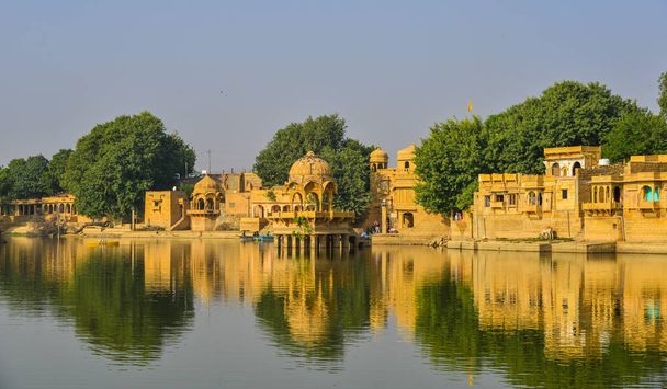 Gadsisar jezero s starobylé hinduistické chrámy v slunečný den v Jaisalmer, Indie. - Fotografie, Obrázek