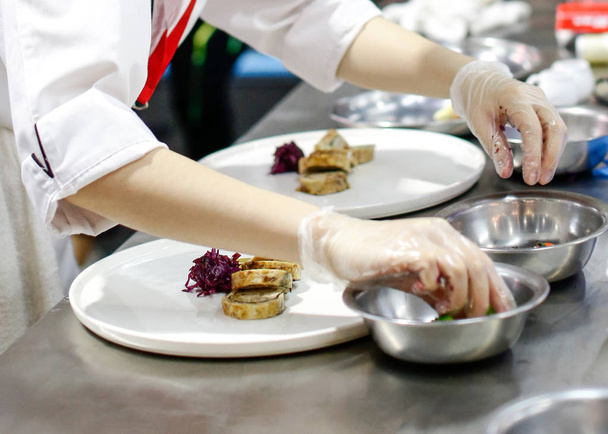 Şef yemek yemek mutfakta aşçı gıda hazırlama - Fotoğraf, Görsel