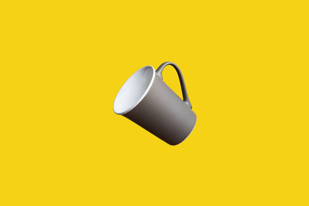 Uçan Sarı zemin üzerine kırmızı kahve çay bardağı kavramı - Fotoğraf, Görsel