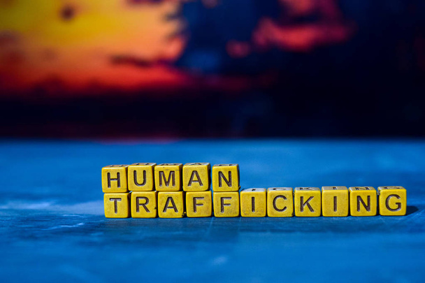 Tráfico humano em blocos de madeira. Cruz de imagem processada com fundo bokeh
 - Foto, Imagem