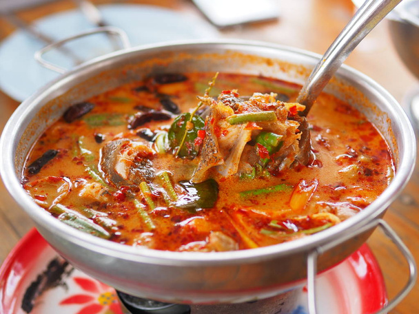 Soupe de poisson chaude et épicée, nourriture célèbre thaïlandaise appelée Tom Yum servir dans un pot chaud vente dans le restaurant thaïlandais
 - Photo, image