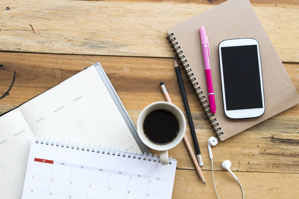 Planer Notebook, telefon komórkowy dla przedsiębiorstw pracy z gorącej kawy dekoracja płaskich lay stylu na podłoże drewniane  - Zdjęcie, obraz