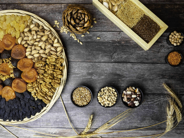 Health food background border with dried apricot, grains, pulses, seeds, nuts Food high in antioxidants, smart carbohydrates, vitamins and minerals. - Foto, afbeelding