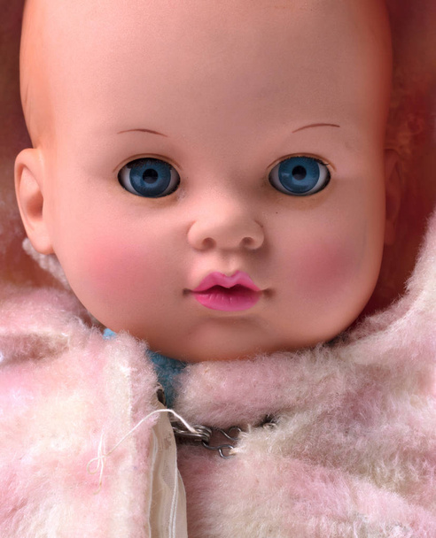 Velmi stará panenka (40. léta), vyrobená z autentického oblečení, izolovaná - Fotografie, Obrázek