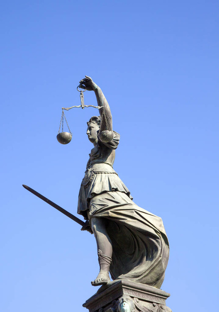 Lady Justicen patsas Romerin edessä Frankfurtissa - Saksa
 - Valokuva, kuva