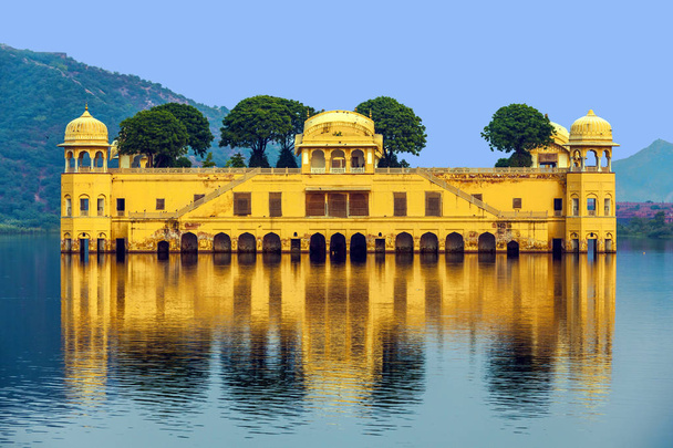 Vízpalota (Jal Mahal) a Man Sagar tóban. Jaipur, Rajasthan, India. 18. század. A palota Dzhal-Mahal - Fotó, kép
