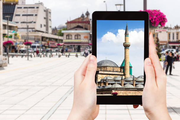 Reisekonzept - Touristenfotos des Mausoleums von Jalal ad-Din Muhammad Rumi (Mevlana) und der Derwisch Lodge (Tekke) auf dem Muze Alani Platz in der Stadt Konya im Frühjahr auf dem Smartphone in der Türkei - Foto, Bild