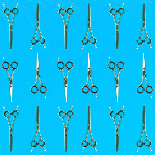 Patrón de peines y herramientas de peluquería sobre fondo azul vista superior
 - Foto, imagen