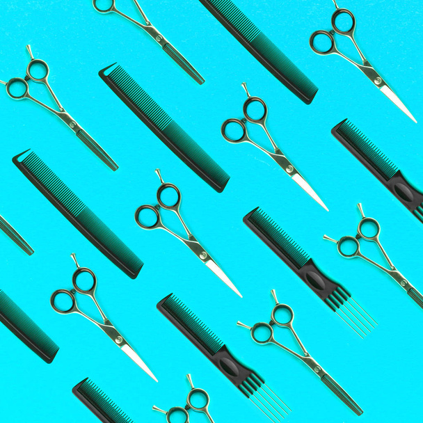 Modèle de peignes et d'outils de coiffeur sur fond bleu vue de dessus
 - Photo, image