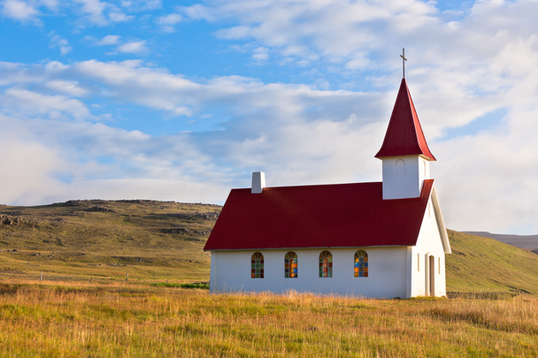 Igreja típica da Islândia rural sob um céu azul de verão - Foto, Imagem
