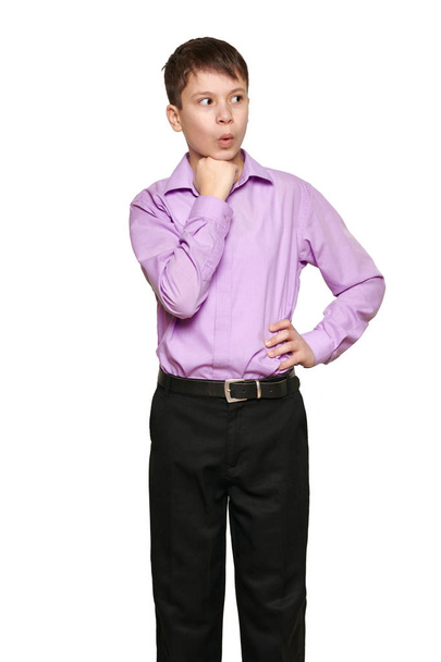 Хлопчик позує на білому тлі, чорні штани та фіолетова сорочка
 - Фото, зображення