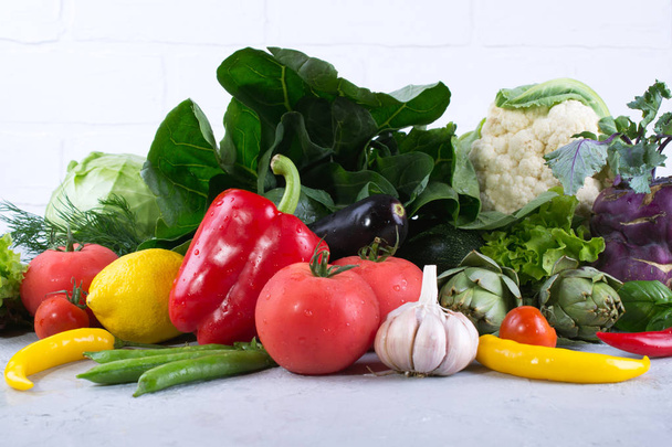 Montón de frutas y verduras frescas sobre fondo de madera. choy bok pimienta col verdura alcachofa calabacín pepino tomate ajo
 - Foto, imagen