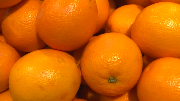 Close-up van video van een stapel van verse sinaasappelen in de supermarkt - Video