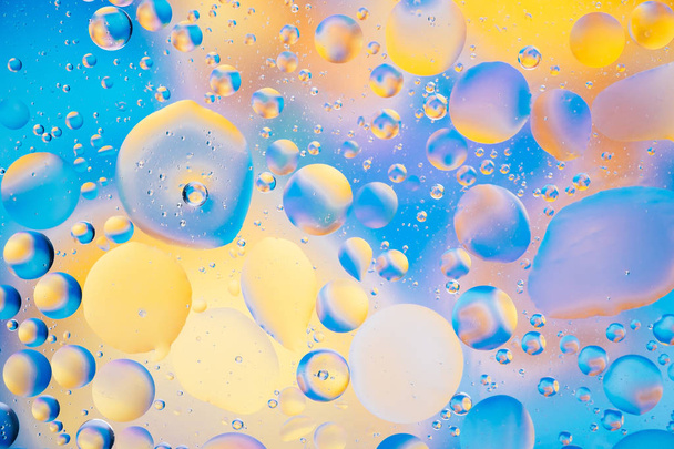 Bolha de óleo de água macro abstrato fundo fluxo líquido azul aqua amarelo rosa vermelho cores
 - Foto, Imagem
