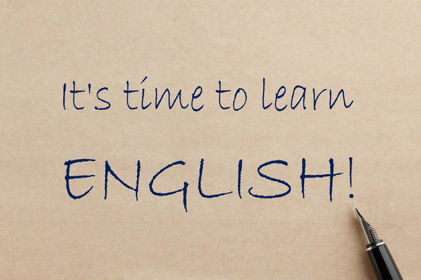 es ist Zeit, Englisch zu lernen, geschrieben auf altem Papier mit Füllfederhalter. - Foto, Bild