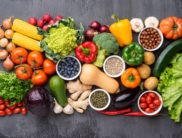 Healthy eating ingredients: fresh vegetables, fruits and superfood. Nutrition, diet, vegan food concept - Foto, Imagem