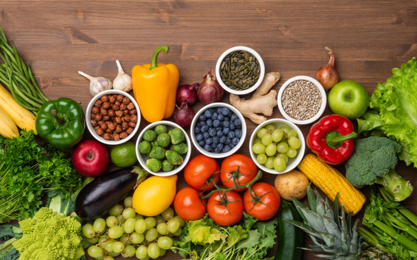 Ingredientes alimenticios saludables: verduras frescas, frutas y superalimentos. Nutrición, dieta, concepto de comida vegana
 - Foto, imagen
