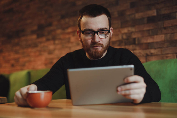 Man working at tablet PC drinking coffee during business lunch - Foto, Imagem