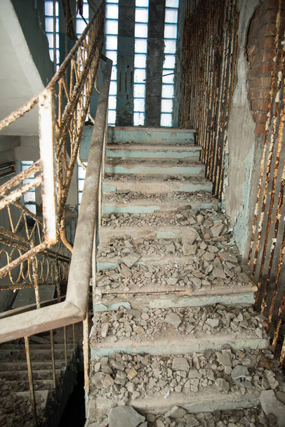Viejas escaleras vacías en un edificio abandonado en Chernobyl
 - Foto, imagen