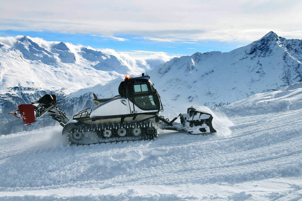 ratrac snowcat machine auf schneeberg bereit für skipiste präparierung in den österreichischen alpen. - Foto, Bild