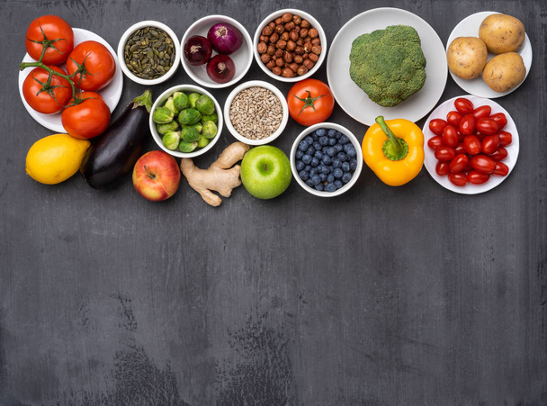 Note di alimentazione: verdure fresche, frutta e superfood. Nutrizione, dieta, concetto di cibo vegano. Sfondo concreto - Foto, immagini