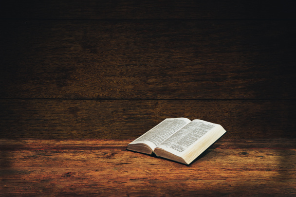 Bible na starý dřevěný stůl pozadí. - Fotografie, Obrázek