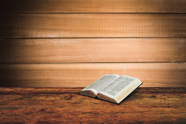 Bibel auf altem Holztischhintergrund. - Foto, Bild