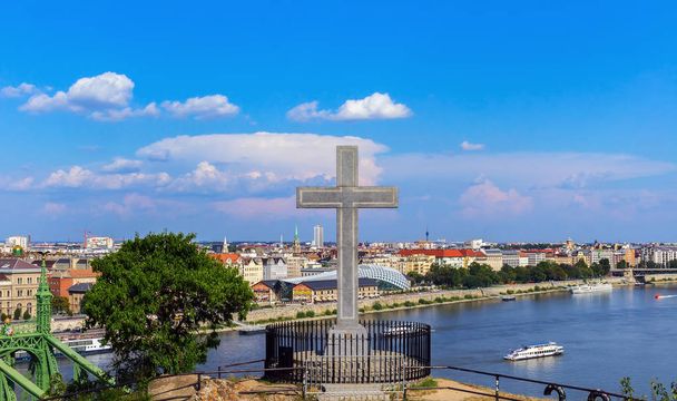 Orthodox stone cross on a high hill with a panorama of the city of Budapest - Foto, Imagen