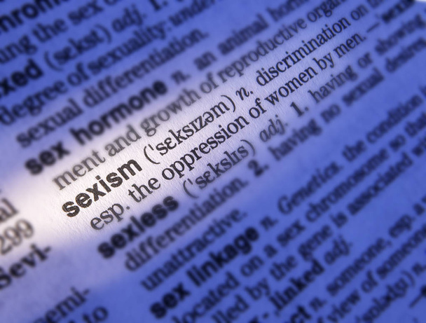 Zbliżenie na słownik stronę Wyświetlono Definicja słowa seksizm - Zdjęcie, obraz