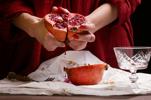 Pomegranate in hands - deseeding - Photo, Image