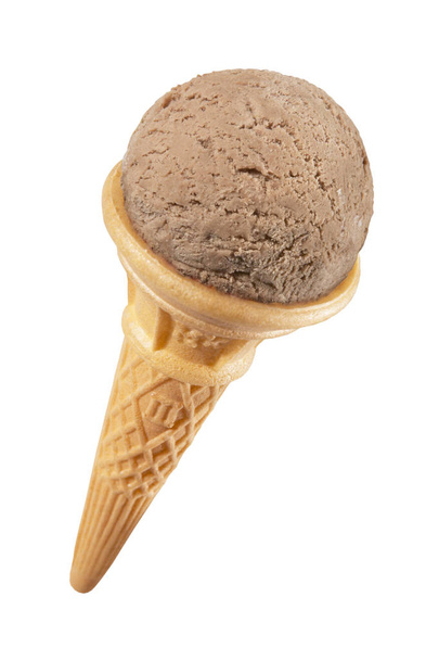 Chocolade-ijs In kegel op witte achtergrond  - Foto, afbeelding