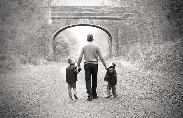 kinderen lopen met hun vader - Foto, afbeelding