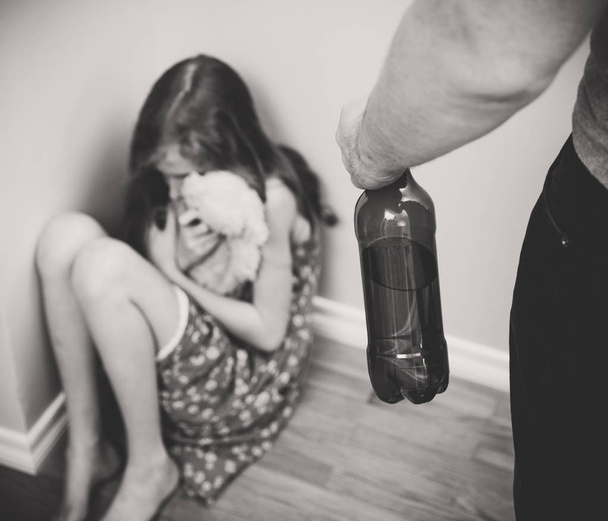 Sarhoş babası korkmuş küçük kız oyuncakla önünde. Aile içi şiddet kavramı. - Fotoğraf, Görsel