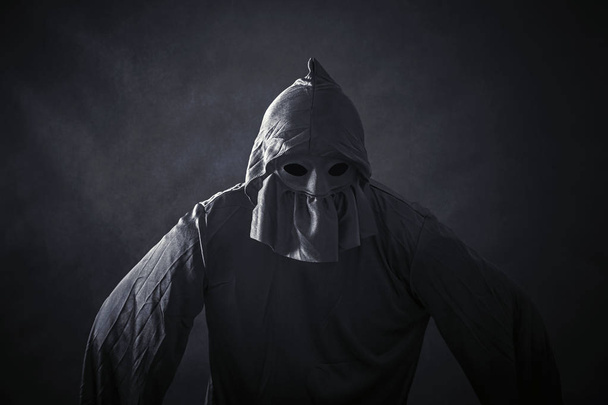 figura assustadora em capa com capuz
  - Foto, Imagem