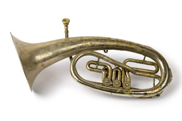 Oude vintage tenor hoorn op een witte achtergrond, geïsoleerd - Foto, afbeelding