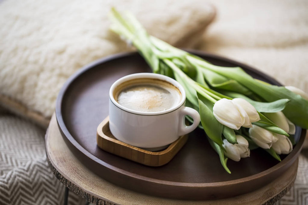 Xícara de café com buquê de tulipas em placa de madeira, casa aconchegante detalhes interiores, copo de café cappuccino
 - Foto, Imagem
