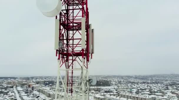 Torre con antenas y platillos celulares, inalámbricos. Disparo de helicóptero
 - Imágenes, Vídeo