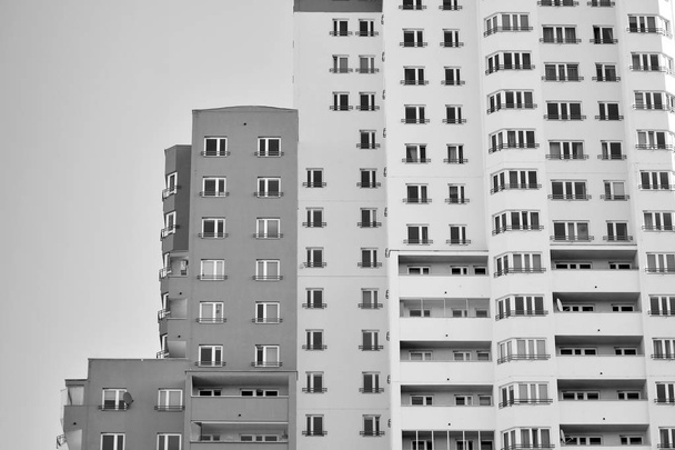 Europejski nowoczesny budynek mieszkalny mieszkanie. Czarno-białe. - Zdjęcie, obraz