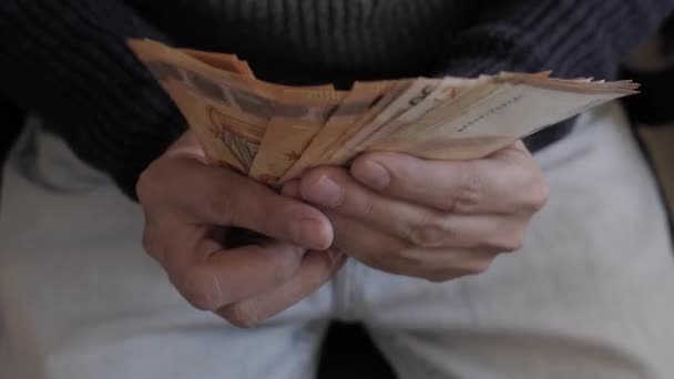  Mains de l'homme comptant cinquante billets d'euros
 - Séquence, vidéo